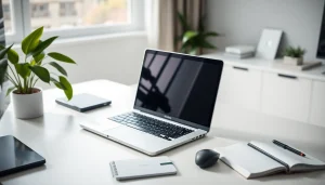 Usando el MacBook Pro 14 pulgadas en una oficina moderna y minimalista.